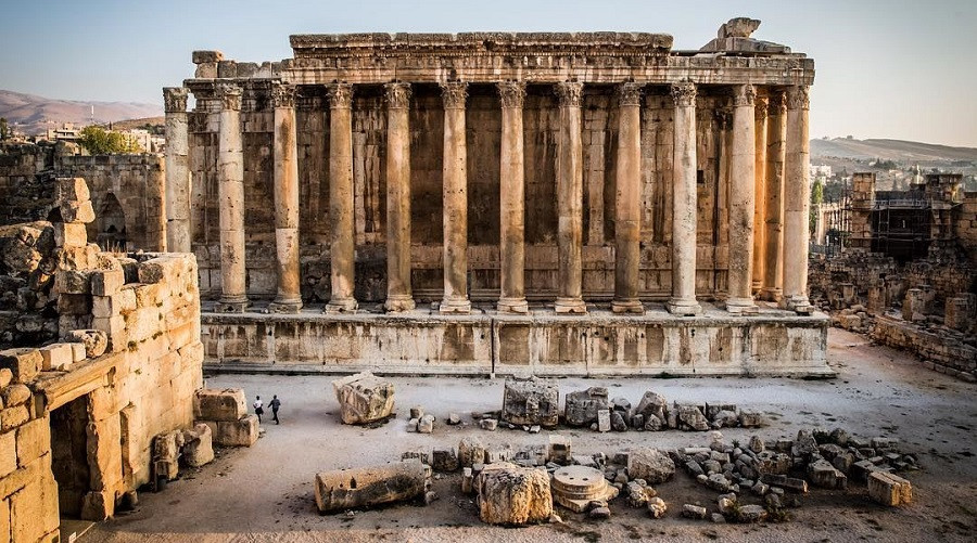 5. Khối cự thạch cổ Baalbeck (Lebanon). Baalbeck một thành phố ở miền đông Lebanon, nó là một thành phố phồn thịnh khi mà người Hy Lạp chiếm nó năm 331 TCN và trở thành thuộc địa của Hoàng đế La Mã Augustus.