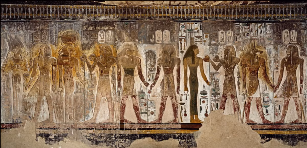 Vua Hor (sống vào năm 1750 trước Công nguyên) được chôn cất với set đồ tương tự, dù hài cốt của ông không đặt trong kim tự tháp. Thi thể của vua Hor được bọc bằng vải lạnh, cơ quan nội tạng nằm trong bình. Trên mặt ông có mặt nạ xác ướp che phủ.