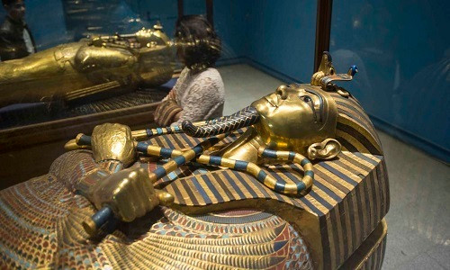 Ngôi mộ của nữ hoàng Hetepheres, mẹ của pharaoh Khufu (người xây Đại kim tự tháp), chứa nhiều đồ vật tinh xảo hơn. Nằm ở Giza, ngôi mộ có một chiếc giường, hai chiếc ghế trang trí bằng vàng, cùng với đồ gốm và công cụ bằng đồng cỡ nhỏ.