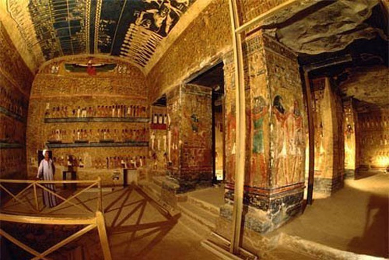 Quan tài của nhà vua trống rỗng, nhưng nhóm khảo cổ tìm thấy 21 vòng tay bằng vàng, một cây gậy và nhiều trang sức bằng vàng khác trong một hành lang. Dù rất quý giá, số đồ mai táng trên không thể sánh bằng độ giàu có trong lăng mộ của pharaoh Tutankhamun.