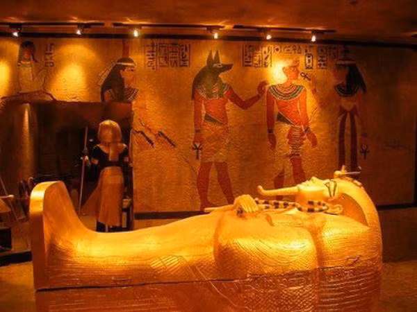 "Đồ mai táng trong những kim tự tháp lớn nhất có thể trông khá đơn giản khi so với Tutankhamun", Wolfram Grajetzki, nghiên cứu sinh ở Đại học College London, Anh, chuyên gia về phong tục mai táng của người Ai Cập cổ đại.