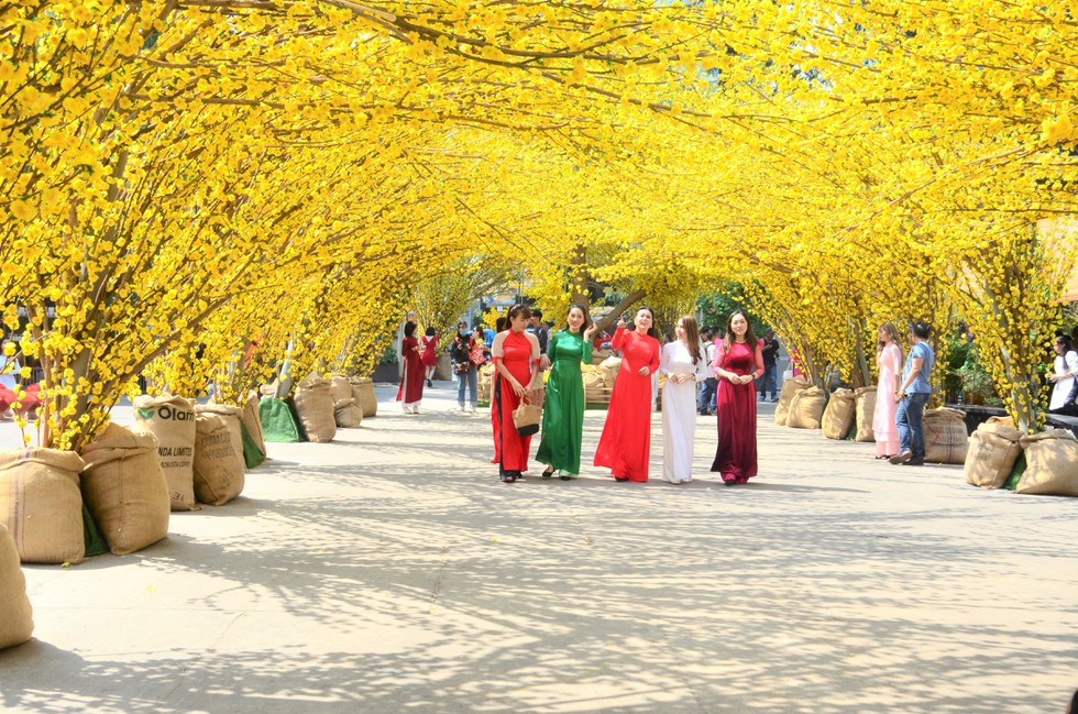 8. Sự tích về lì xì. Có câu chuyện cổ kể rằng ngày xưa ở Trung Quốc có một con yêu quái thường xuất hiện vào đêm Giao thừa, thích xoa đầu trẻ con và khiến đứa trẻ đau đầu, sốt cao. Có cặp vợ chồng lớn tuổi mới sinh được mụn con trai.