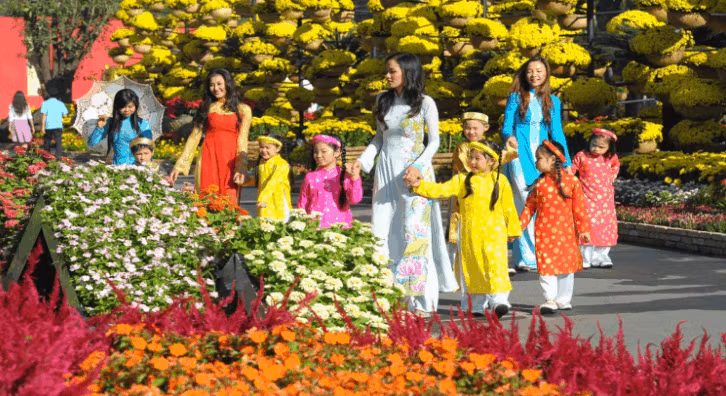 Những bộ quần áo màu đỏ, sặc sỡ được ưa chuộng trong những ngày này vì chúng tượng trưng cho may mắn.