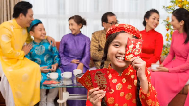 7. Mặc quần áo đen vào năm mới là xui xẻo. Quần áo trắng cũng được cho là đem lại vận xui. Ở một số nước phương Đông, cả trang phục đen và trắng có truyền thống gắn liền với tang tóc và cần tránh trong tháng âm lịch.