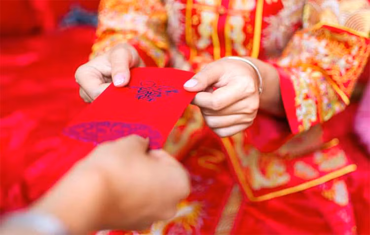 Thế nên họ cấm kỵ không được quét "tiền" ra khỏi nhà, nếu không thực hiện theo thì cả năm gia đình sẽ túng thiếu.