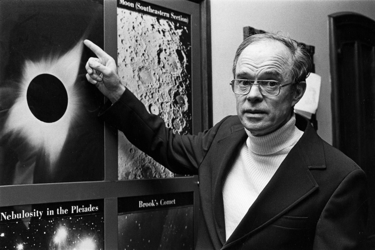 Tàu thăm dò Mặt Trời Parker ra mắt vào năm 2018 và được đặt ngày càng gần quỹ đạo của mặt trời hơn. Các nhà khoa học, bao gồm cả nhà vật lý thiên văn cùng tên chiếc tàu vũ trụ Eugene Parker, muốn nghiên cứu để trả lời các câu hỏi cơ bản về các luồng gió phát ra từ mặt trời hay hiện tượng các hạt năng lượng được “ném” qua hệ Mặt trời.