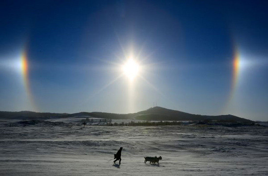 Trong chuyến bay, Parker đã thực hiện một cuộc gặp gỡ hấp dẫn khác khi nó bay qua cách bề mặt mặt trời 6,5 triệu dặm. Nó đi qua một thứ được gọi là “mặt trời giả”, một cấu trúc lớn nhô lên trên bề mặt của mặt trời đã được quan sát từ trái đất trong các lần xảy ra hiện tượng nhật thực.