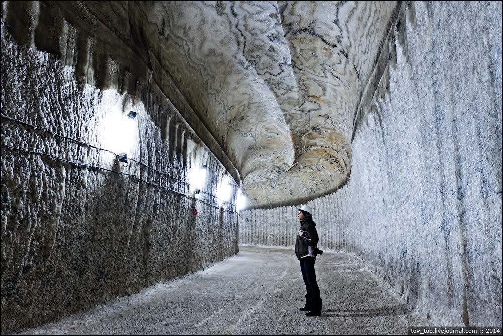 Sự cô đọng muối lớn này nằm dưới một thành phố nhỏ được đặt tên là Soledar – một danh từ tiếng Nga, có nghĩa là “món quà của muối”. Thậm chí còn có một nhà thờ dưới lòng đất cho các thợ mỏ, quán cà phê cho khách du lịch, và các bức tường được uốn cong với nhiều tác phẩm điêu khắc, phù điêu.