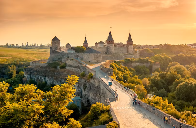 9. Pháo đài Kamianets-Podilskyi. Kamianets-Podilskyi ở miền tây Ukraine nổi tiếng nhất với Pháo đài Kamianets-Podilskyi. Trên thực tế, đó là một trong những lý do chính khiến khách du lịch ghé thăm thành phố cổ tích này.