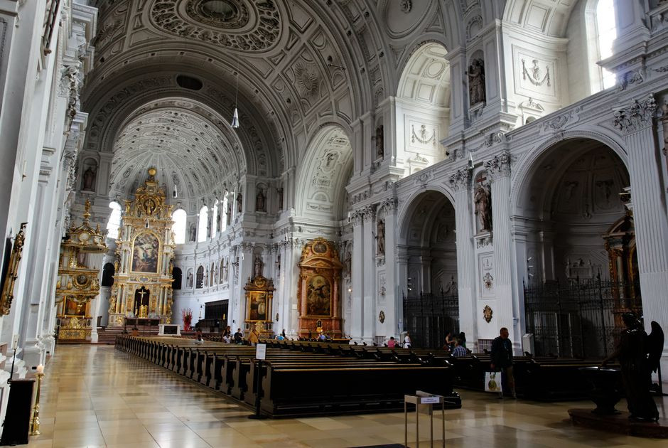 St. Botolph không phải nhà thờ Trung Cổ duy nhất với "da người" treo ở cửa trước. Tại Anh, ít nhất 3 kiến trúc khác thời Trung Cổ có mảnh da như vậy, gồm nhà thờ St. Michael, nhà thờ All Angels và tu viện Westminster.