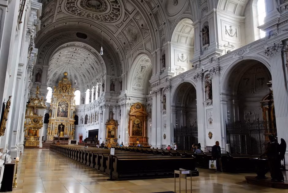 St. Botolph không phải nhà thờ Trung Cổ duy nhất với "da người" treo ở cửa trước. Tại Anh, ít nhất 3 kiến trúc khác thời Trung Cổ có mảnh da như vậy, gồm nhà thờ St. Michael, nhà thờ All Angels và tu viện Westminster.