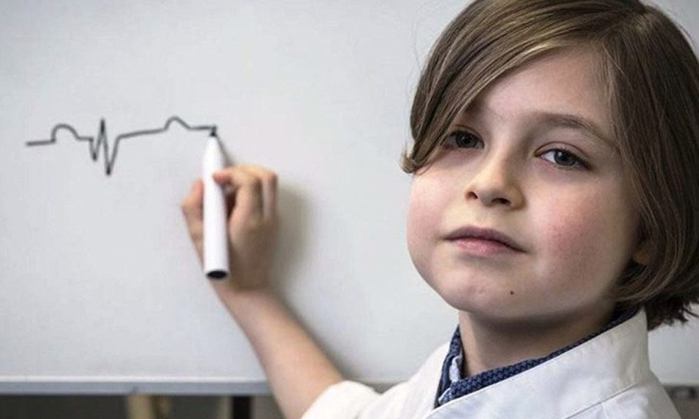 Mẹ của Elliott Tanner, bà Michelle Tanner cho biết cậu bé bắt đầu đọc và làm toán khi mới lên 3 tuổi. "Elliot bắt đầu biết đọc khi mới chỉ 2 hay 3 tuổi. Chúng tôi không dạy con đọc. Cậu bé tự biết đọc. Tôi cảm thấy điều đó thật thú vị", Michelle Tanner nói.