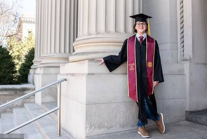 Nhiều người gặp cậu bé đều nói rằng Elliott Tanner không phải là một đứa trẻ, suy nghĩ và việc làm của cậu bé lớn trưởng thành hơn rất nhiều so với tuổi.