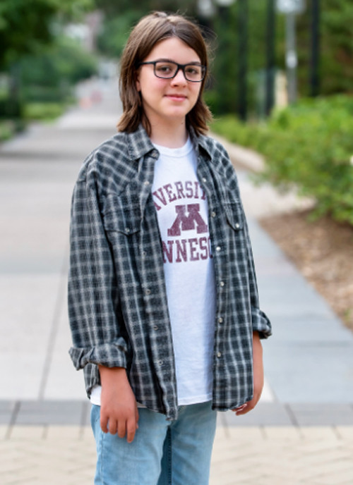 Không chỉ sắp tốt nghiệp đại học ở độ tuổi còn rất trẻ, Elliott Tanner gây ấn tượng khi theo học cả hai chuyên ngành là vật lý và toán. Elliott Tanner cho biết: "Em rất yêu thích việc nghiên cứu và có niềm đam mê với vật lý".