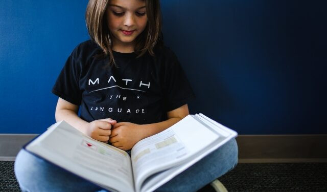 Có thành tích nổi trội nhưng Elliott vẫn chưa phải sinh viên tốt nghiệp đại học trẻ nhất trong lịch sử Mỹ. Danh hiệu đó thuộc về Michael Kearney, người tốt nghiệp Đại học Nam Alabama với bằng cử nhân Nhân chủng học năm 1992, khi mới 10 tuổi.