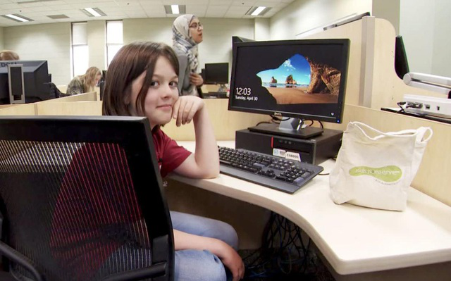 Tuy nhiên, bên cạnh việc học, Elliott Tanner cũng như những cậu bé đồng trang lứa thích chơi các trò chơi điện tử và giao lưu cùng bạn bè.