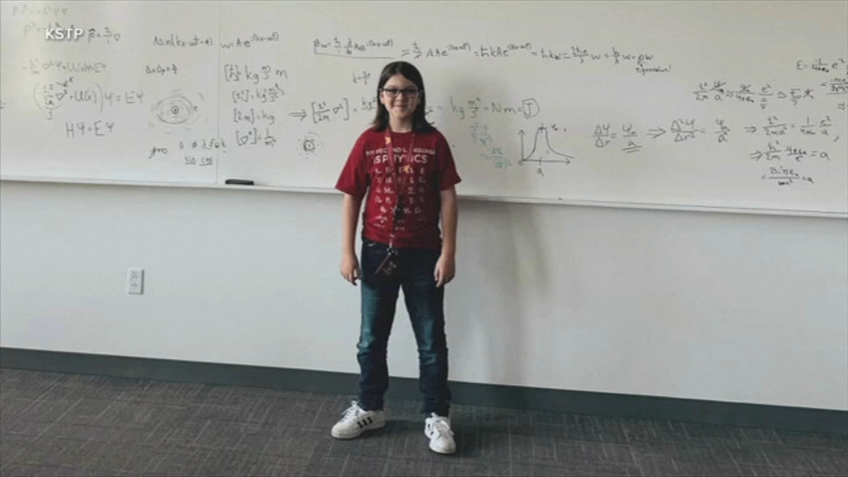 Elliott Tanner chia sẻ về dự định tương lai: "Sau khi lấy bằng tiến sĩ, em muốn trở lại làm việc ở Đại học Minnesota, trở thành giáo sư để có cơ hội truyền cảm hứng, gợi niềm đam mê vật lý với những thế hệ sau này".