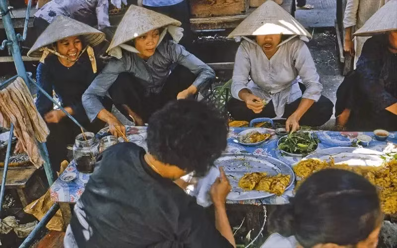 Thức ăn nhanh tại vỉa hè Mỹ Tho năm 1969.