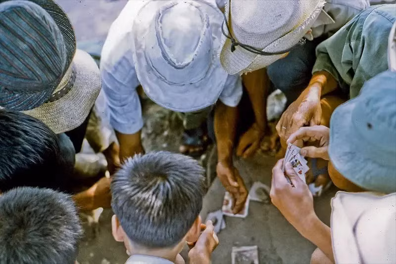 Những người đàn ông địa phương nghỉ giữa ngày để chơi một ván bài nhỏ.