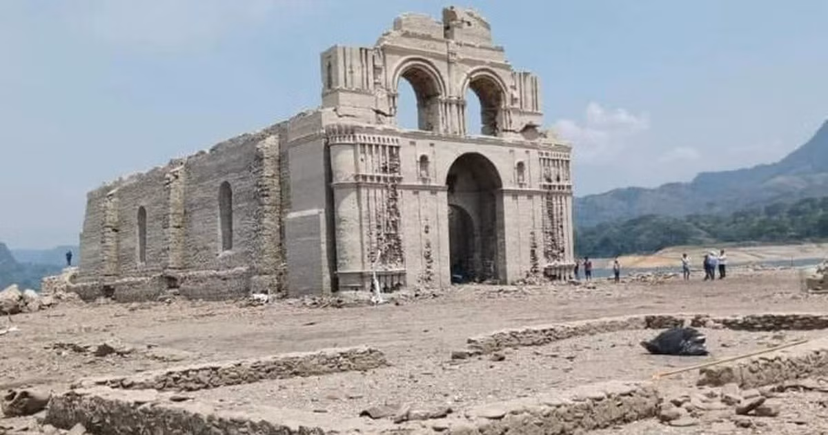 Nhà thờ được xây dựng từ thế kỷ 16, nằm ở Quechula, một vùng thuộc bang Chiapas, phía nam Mexico. Vào năm 1966, khi một đập thủy điện được xây gần đó trên phụ lưu sông Grijalva, công trình này gần như bị chìm hoàn toàn dưới nước.