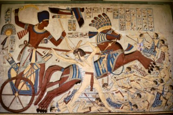 Những pharaoh nối ngôi Ahmose mở mang lãnh thổ Ai Cập thành vương quốc kéo dài từ Sudan tới Syria ngày nay. Trong số 18 vị vua của vương triều thứ 18 có Tutankhamun hay vua Tut, vị pharaoh có lăng mộ nguyên vẹn được phát hiện bởi nhóm khảo cổ đến từ Anh năm 1922.