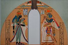 Sau cái chết của Cleopatra, hoàng đế La Mã Augustus gộp Ai Cập thành một tỉnh thành của đế quốc La Mã. Dù các hoàng đế La Mã hiếm khi tới Ai Cập, những tác phẩm nghệ thuật cho thấy họ được xem như pharaoh. Khi đế quốc Tây La Mã sụp đổ vào năm 476, đế quốc Đông La Mã với kinh đô đặt ở Constantinople, tiếp tục kiểm soát Ai Cập cho tới năm 646.