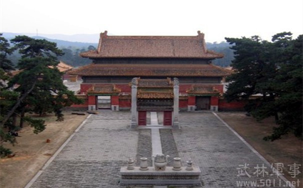  Lăng tẩm của Ung Chính lại tọa lạc ở huyện Dịch, Hà Bắc, cách Bắc Kinh 140km về phía Tây Nam, còn được gọi là Thanh Tây lăng. Về cơ bản, vị trí của hai lăng tẩm nằm ở hai hướng hoàn toàn trái ngược nhau.