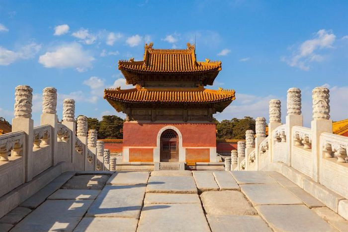 Hoàng đế Ung Chính chọn được một nơi địa thế tốt, cực ưng ý gọi là "cửu phượng triều dương" (9 con phượng hướng về mặt trời), gần lăng của Thuận Trị và Khang Hy. Thế nhưng khi khởi công xây dựng, người ta phát hiện chất đất ở đây tơi xốp, lẫn nhiều cát sỏi, dễ thấm nước.