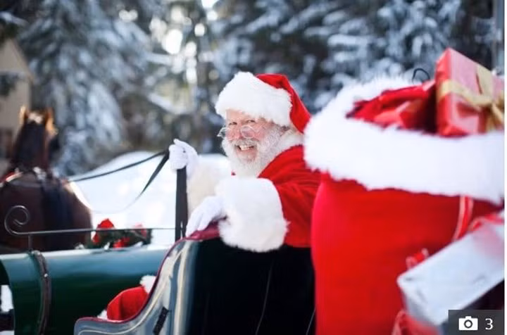 Sau đó, mọi người dần gọi ông bằng cái tên Santa Claus, được phát triển từ biệt danh tiếng Hà Lan của Nicholas, Sinter Klaas, một dạng rút gọn của Sint Nikolaas (tiếng Hà Lan có nghĩa là Thánh Nicholas).