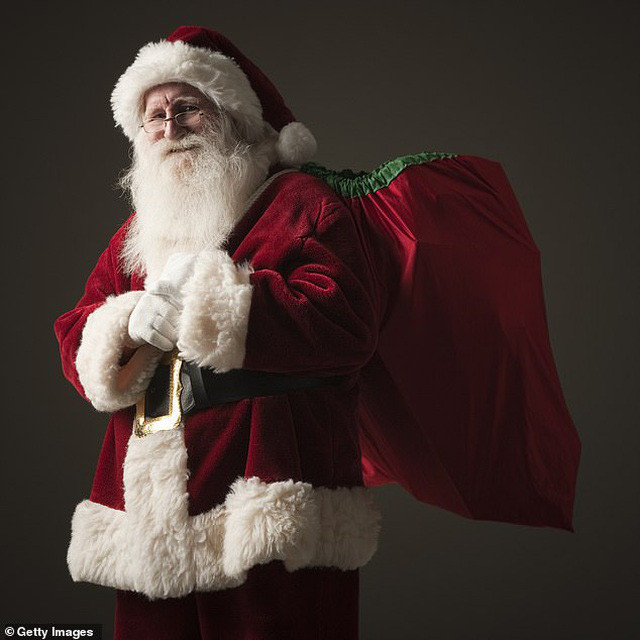 Các cửa hàng bắt đầu thu hút trẻ em và phụ huynh bằng hình ảnh ông già Noel "sống", do các nhân viên đóng giả và thực tế họ đã thu hút được rất nhiều đứa trẻ vào dịp Giáng sinh mỗi năm.