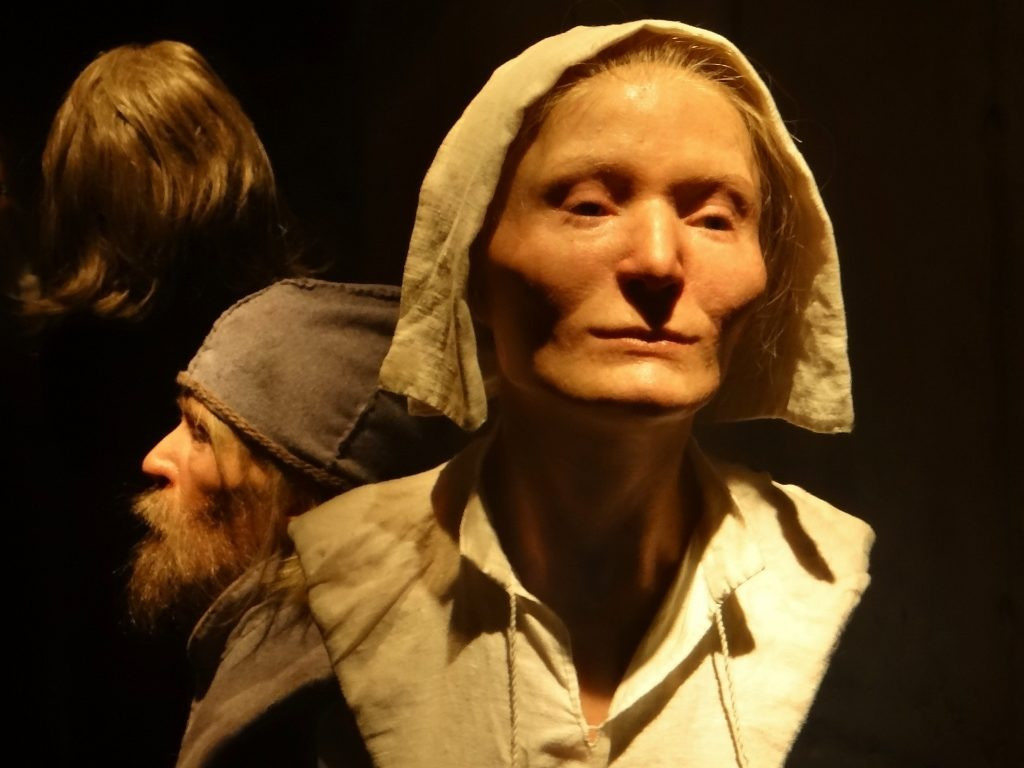 Nilsson đã làm việc với Anna Silwerulv, một chuyên gia dệt may tại Bảo tàng Vasa, để mặc cho G một chiếc áo khoác và mũ màu xám đậm, vì những mảnh của các món đồ này được tìm thấy trong hài cốt của cô ấy. Tuy nhiên, phân tích bằng kính hiển vi sau đó cho thấy chiếc mũ có màu đỏ tươi.