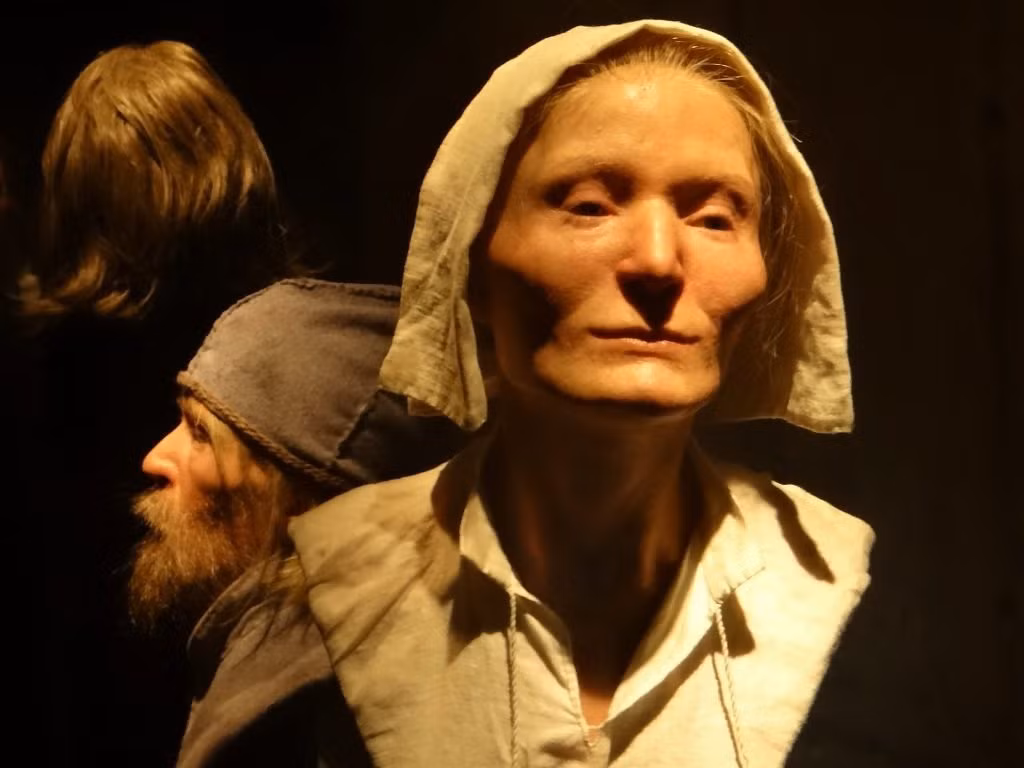 Nilsson đã làm việc với Anna Silwerulv, một chuyên gia dệt may tại Bảo tàng Vasa, để mặc cho G một chiếc áo khoác và mũ màu xám đậm, vì những mảnh của các món đồ này được tìm thấy trong hài cốt của cô ấy. Tuy nhiên, phân tích bằng kính hiển vi sau đó cho thấy chiếc mũ có màu đỏ tươi.