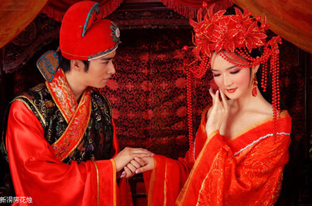 Nhưng đó là hôn lễ của người thường, còn đám cưới hoàng gia, đặc biệt là của Hoàng đế và Hoàng hậu sẽ cầu kỳ và nhiều lễ nghi gấp bội phần.