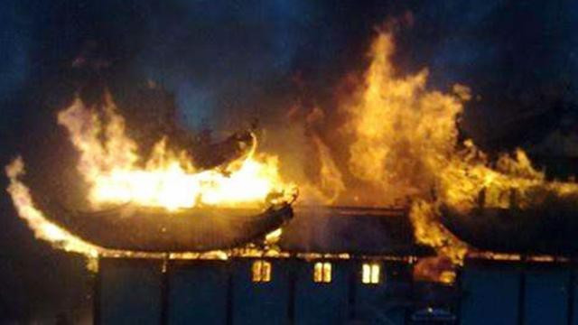 Đây được coi là vụ hỏa hoạn vô cùng kỳ lạ bởi quần thể Thanh Đông Lăng có tới hơn 100 tòa kiến trúc lớn nhỏ, Cảnh Lăng của Khang Hy có vị thế quan trọng nhất nên việc quản lý và trông coi đương nhiên phải nghiêm ngặt nhất. Tuy nhiên, trong khi các lăng tẩm cấp thấp hơn không xảy ra hỏa hoạn thì Cảnh Lăng lại xảy ra sự cố.