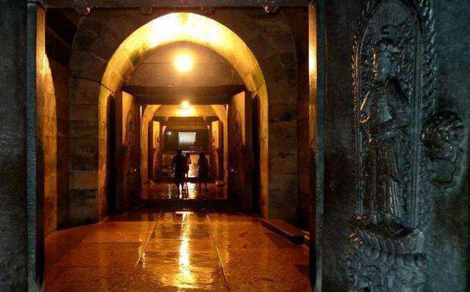 Chỉ có văn bia của Khang Hy do vua Ung Chính đích thân viết, đây là trường hợp duy nhất trong lịch sử Trung Quốc.