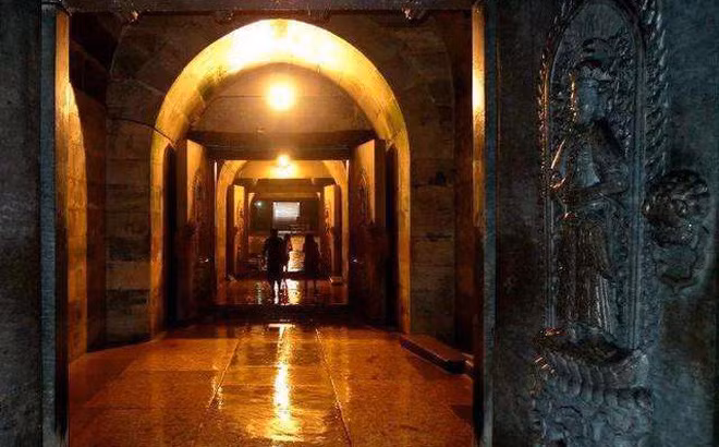 Chỉ có văn bia của Khang Hy do vua Ung Chính đích thân viết, đây là trường hợp duy nhất trong lịch sử Trung Quốc.