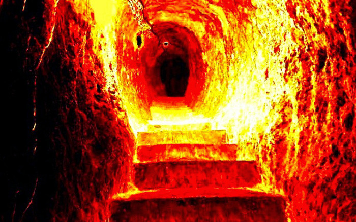 Lửa được phát tán từ thi thể bị dồn đọng trong quan tài nên khi nhóm của Vương dùng cưa phá quan tài khiến lửa từ bên trong bén ra ngoài.