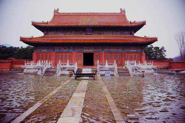 2. Quan tài tự bốc cháy. Trận hỏa hoạn thứ hai xảy ra vào năm 1945 và lần này cũng kì lạ không kém. Kì lạ ở chỗ nó không xảy ra từ mặt đất mà xảy ra ở trong tầng hầm lăng mộ, chính xác hơn là quan tài Khang Hy phun ra lửa.