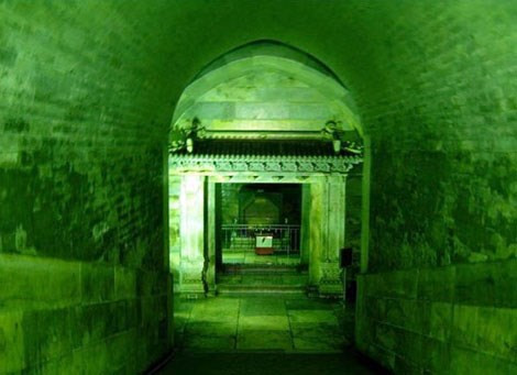 Trong quá trình thẩm vấn, Vương Thiệu Nghị khai rằng, khi vào trong lăng mộ, chúng phát hiện có sáu cỗ quan tài. Không chần chữ, Vương ra lệnh cho đồng bọn mở nắp cỗ quan tài lớn nhất.