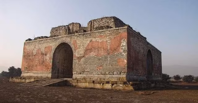 Khi ông băng hà, triều đình đã an táng ông tại Cảnh Lăng. Tuy nhiên, lăng mộ của ông liên tục xảy ra hỏa hoạn, cả ba trận hỏa hoạn lần lượt đã thiêu rụi Cảnh Lăng. Đáng chú ý, mỗi vụ hỏa hoạn xảy ra đều vô cùng kỳ bí.