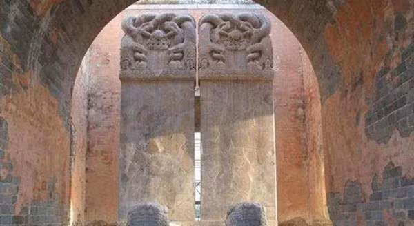 Thứ hai, Đại bi lầu trong Cảnh Lăng lần đầu tiên sử dụng tới hai tấm bia lớn. Những đời hoàng đế nhà Thanh trước đều chỉ dựng một tấm bia công trạng với hai ngôn ngữ Hán văn và Mãn văn nên còn được gọi là Mãn Hán hợp bích.