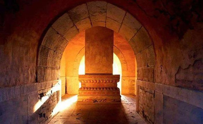 Theo các sử gia Trung Quốc, do công trạng Khang Hy quá nhiều nên hậu thế đã dựng hẳn hai tấm bia lớn, đây cũng được coi là trường hợp đặc biệt trong lịch sử Trung Quốc. Nguyên nhân gây ra vụ hỏa hoạn thứ ba sau đó đã được các chuyên gia Trung Quốc chứng thực: Do sét đánh gây nên.