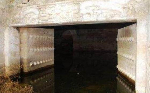 3. Phá hủy hai văn bia độc nhất vô nhị. Vụ hỏa hoạn thứ ba phát sinh vào năm 1952, thiêu rụi Đại bi lầu. Đại bi lầu là nơi dựng hai tấm bia lớn ghi lại công trạng sinh thời của Khang Hy, là một trong những kiến trúc cao nhất trong Cảnh Lăng.