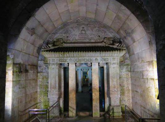 Không ngờ, vừa mở lớp quách ngoài và chuẩn bị cưa lớp quách tiếp theo thì ngọn lửa phía trong quan tài bùng cháy khiến tất cả kinh sợ. Có người cho rằng, lửa được phun từ quan tài Khang Hy rất có thể là một loại ám khí được thiết kế sẵn.