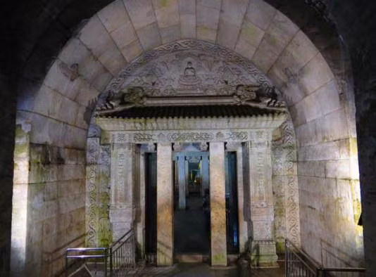 Không ngờ, vừa mở lớp quách ngoài và chuẩn bị cưa lớp quách tiếp theo thì ngọn lửa phía trong quan tài bùng cháy khiến tất cả kinh sợ. Có người cho rằng, lửa được phun từ quan tài Khang Hy rất có thể là một loại ám khí được thiết kế sẵn.