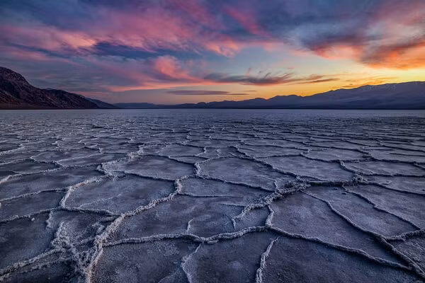 Theo nghiên cứu mới đây của nhóm nghiên cứu ở Đại học Nottingham Trent và TU Graz ở Áo, hình dạng và kích thước của hoa văn tổ ong trên bề mặt sa mạc muối có thể là kết quả từ sự di chuyển của nước muối (có nồng độ muối hòa tan cao) bên dưới mặt đất. Kích thước đều đặn và tốc độ phát triển của họa tiết có thể cũng do nguyên nhân trên.