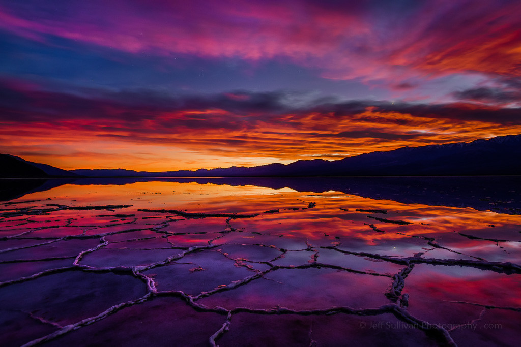 Trong hai nghiên cứu thực địa ở California, họ quan sát hoa văn trong tự nhiên và thu thập mẫu vật để chứng minh sự vận động gần mặt đất tạo ra hoa văn dễ thấy trên bề mặt. Những sa mạc muối có hoa văn không quá khô cằn và nước ngầm chứa lượng muối cao thường nằm trực tiếp dưới vỏ muối.