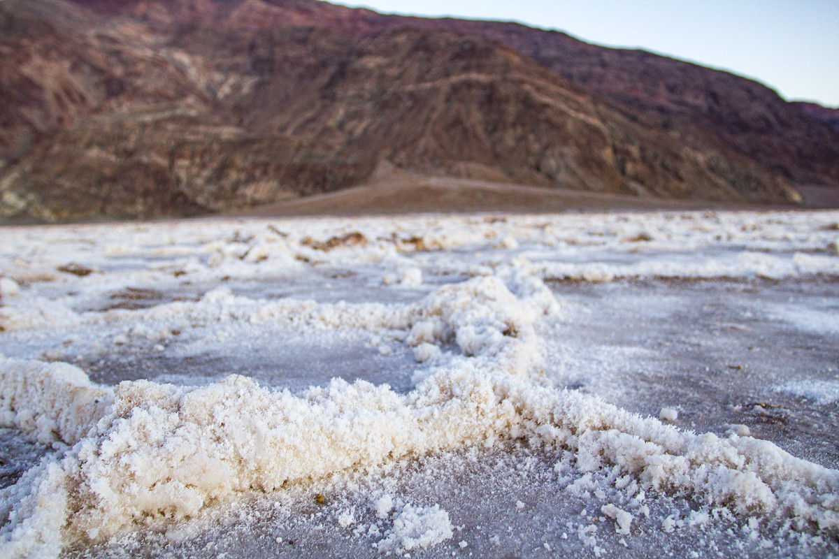 "Trên sa mạc muối, thứ đầu tiên và gần như duy nhất bạn nhìn thấy là hàng loạt hình lục giác vô tận đều đặn một cách khó hiểu. Hoa văn bề mặt phản ánh sự lưu chuyển chậm rãi của nước muối trong đất."