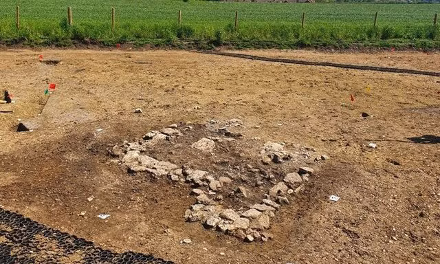 "Dựa vào phân tích y sinh của hài cốt và hình ảnh về nạn nhân chịu hình phạt yue khắc trên các lọ đồng khai quật từ những ngôi mộ gần đó, có thể xác định rằng đây là một ví dụ về yue, đồng thời là ví dụ cổ xưa nhất từng ghi nhận", Li cho biết.