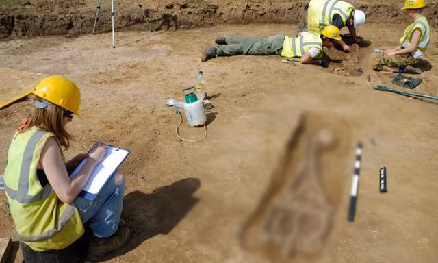 Phân tích tia X cho thấy hài cốt thuộc về một phụ nữ 30 - 35 tuổi, bị cắt bỏ bàn chân phải. Đôi khi người mắc các bệnh như tiểu đường, phong, ung thư và người bị bỏng nóng hoặc bỏng lạnh phải cắt bỏ tay chân của mình.